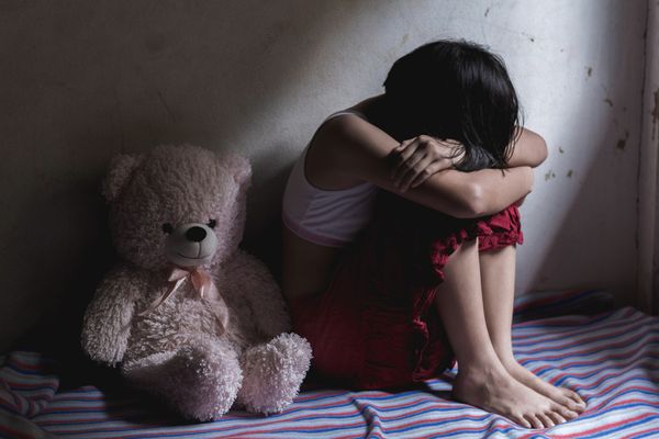 В Петербурге девушка обвинила отчима в изнасиловании. Она молчала об этом 16 лет
