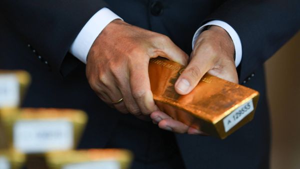 Банки избавляются от золота. Почему это происходит и сколько будет стоить драгметалл