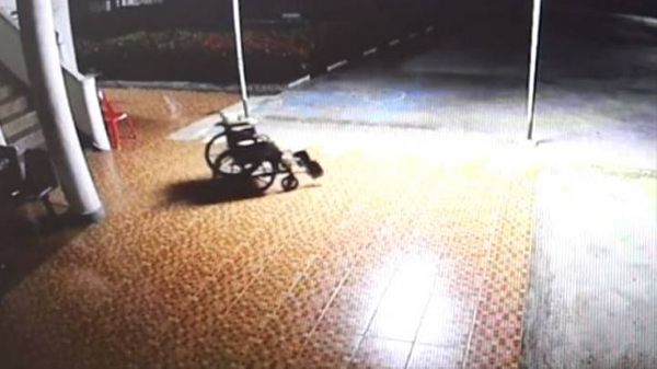 Появилось видео, как инвалидное кресло погибшего пациента катится под чьим-то невидимым управлением