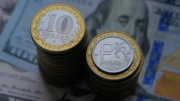 Курс доллара упал ниже 70 рублей впервые с начала марта