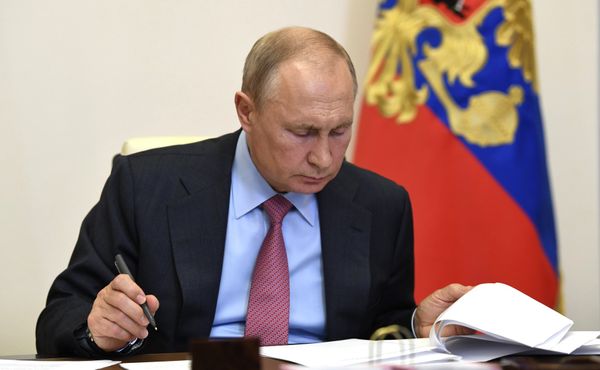 Путин заявил, что некоторые предложенные поправки в Конституцию РФ уже воплощаются в жизнь