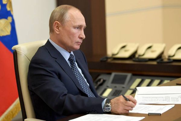 Путин поручил расширить список отраслей, пострадавших от пандемии коронавируса