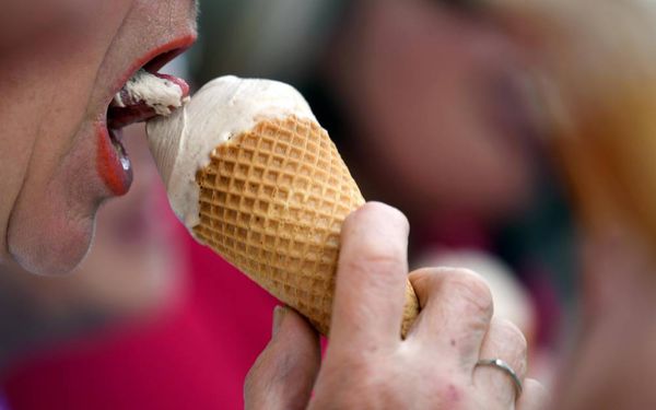 Диетолог объяснил, чем опасно мороженое в жару