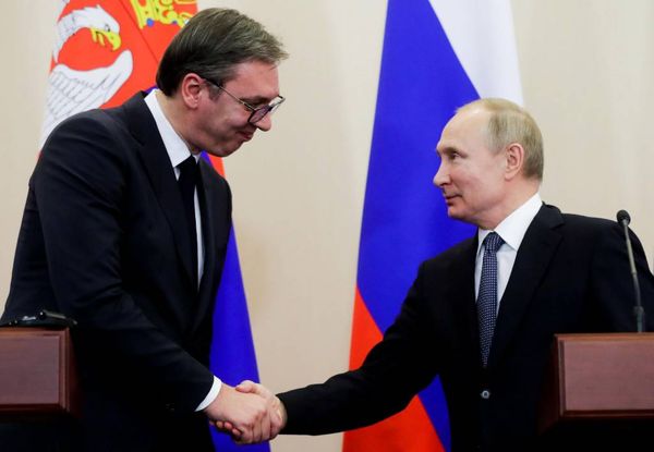 Чуть заранее. Президент Сербии поздравил Владимира Путина с Днём России