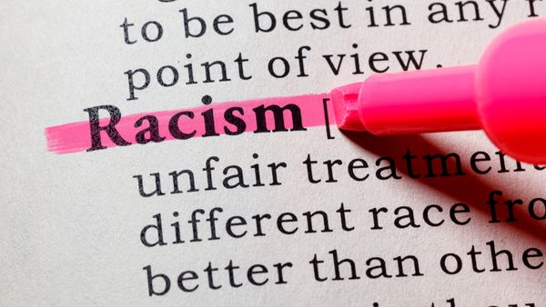 Словарь Уэбстера решил пересмотреть определение слова "расизм"