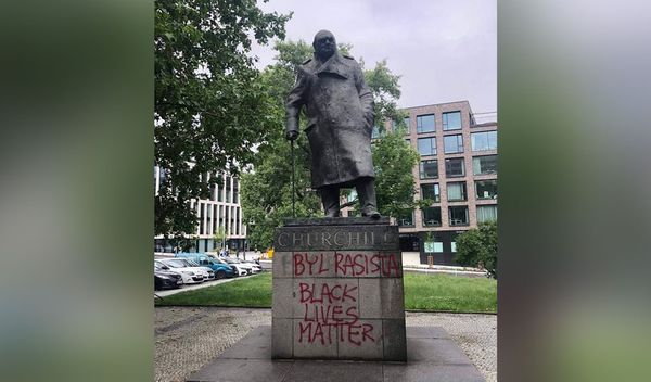 "Он был расистом!" В Праге вандалы осквернили памятник Черчиллю