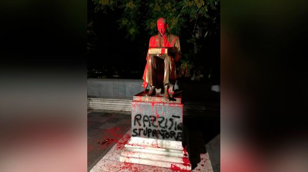 "Расист и насильник". В Милане вандалы осквернили статую итальянского журналиста Монтанелли