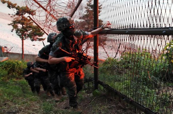КНДР возобновляет "все виды регулярных военных учений" на границе с Южной Кореей