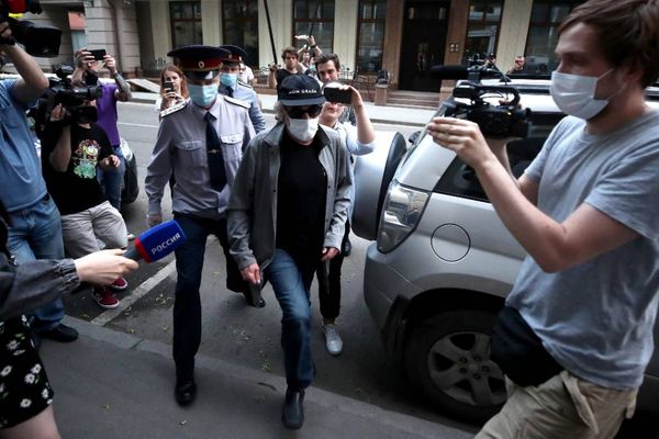 Адвокат Ефремова рассказал о "категоричном" пожелании актёра сесть в СИЗО