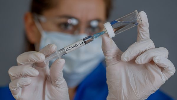 ﻿Испытатели на себе. Где за 100 000 в месяц добровольно вакцинируются от CoViD-19