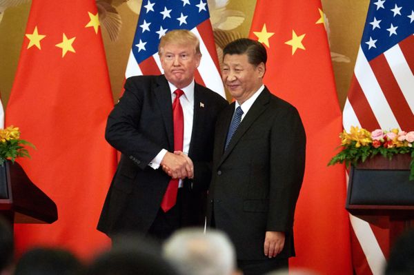 Болтон: Трамп умолял Си Цзиньпина о помощи с переизбранием