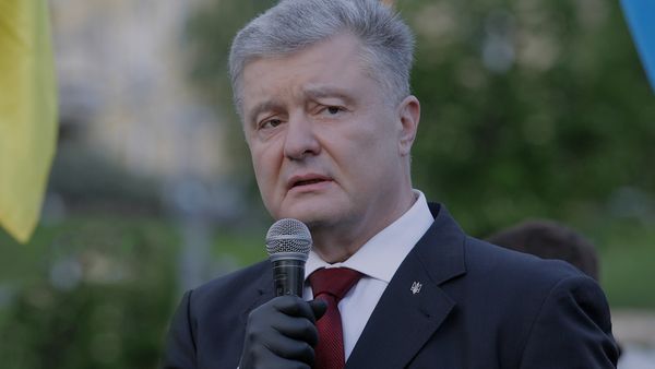 Под крики "Мы женихи смерти!" экс-президент прошёл в суд. Сядет ли Порошенко в тюрьму?