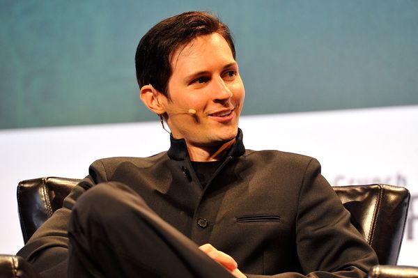 Дуров назвал безумными налоги с продажи товаров Apple и Google