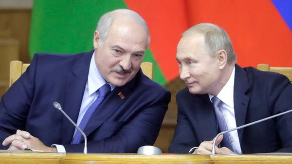Путин обсудил с Лукашенко коронавирус и пригласил на парад в Москву