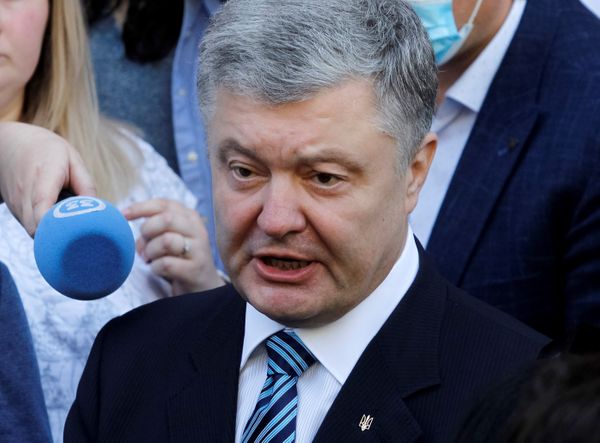 Украинские следователи закрыли три уголовных дела против Порошенко
