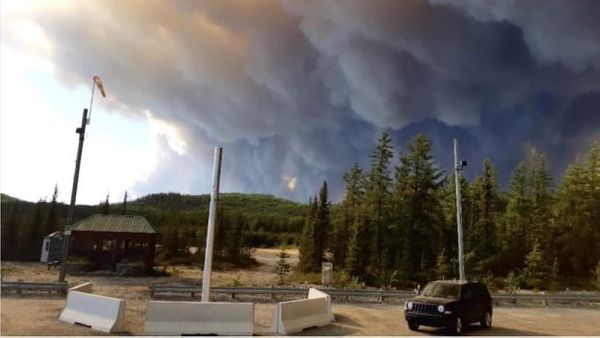В Канаде лесной пожар угрожает гидроэлектростанции