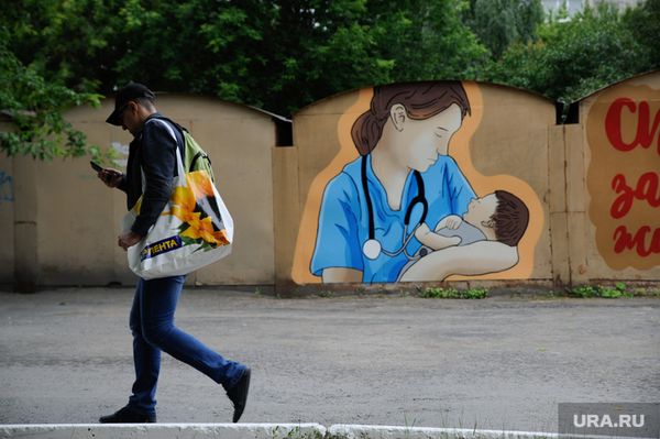 "Спасибо за новые жизни!" В Тюмени медиков поблагодарили при помощи стрит-арта