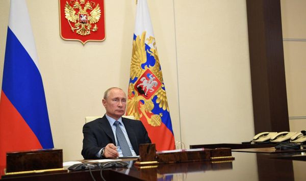 Путин подписал указ о награждении медиков госнаградами