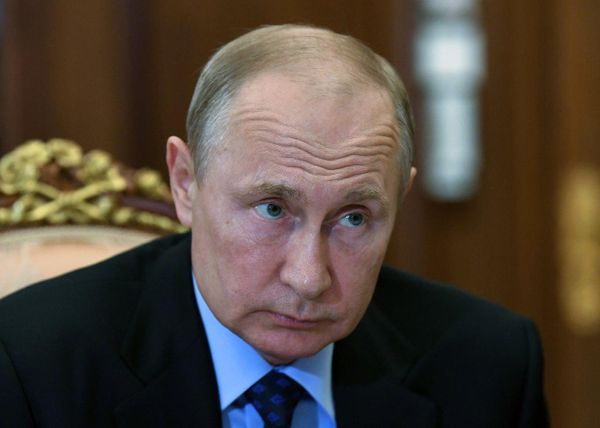 Путин призвал сохранить допвыплаты для медиков, борющихся с CoViD-19, ещё на два месяца