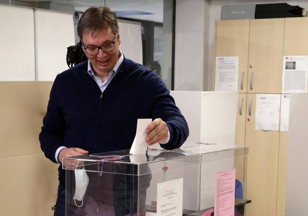 Партия президента Сербии уверенно побеждает на парламентских выборах страны