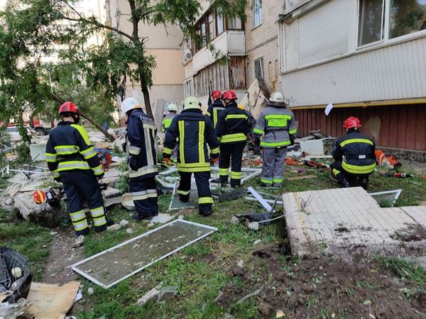 При взрыве в жилом доме в Киеве погиб один человек