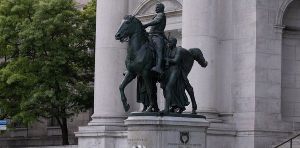 Власти Нью-Йорка разрешили демонтаж памятника Рузвельту на фоне протестов против расизма