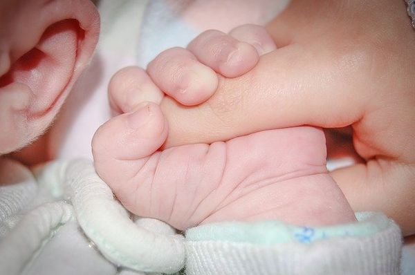 За прошлый год в России более 10 тысяч несовершеннолетних родили первого ребёнка