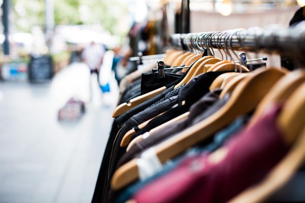 В Псковской области начнут дезинфицировать одежду в магазинах