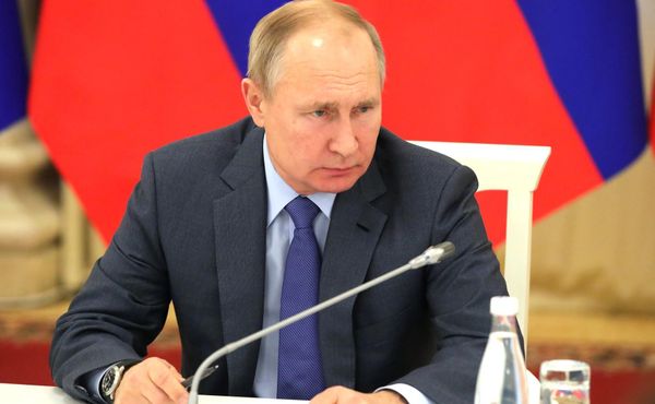 "Вирус по-прежнему опасен". Путин призвал россиян быть осторожными и бдительными