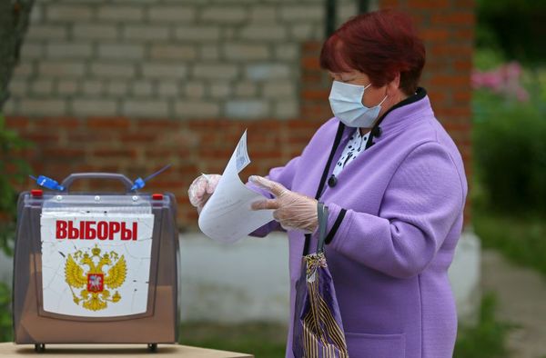 "Главное — обеспечить безопасность". Во дворы Владивостока приехали передвижные избирательные участки для голосования