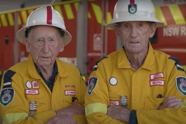 Два лучших друга, которые не разлучались ни на миг, тушат пожары по всей стране уже в течение 70 лет