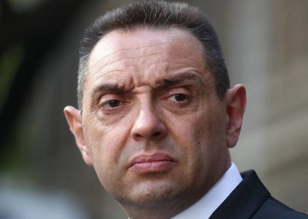 Министр обороны Сербии Александр Вулин заразился коронавирусом