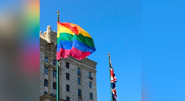 На здании Посольства Великобритании в Москве вывесили флаг ЛГБТ