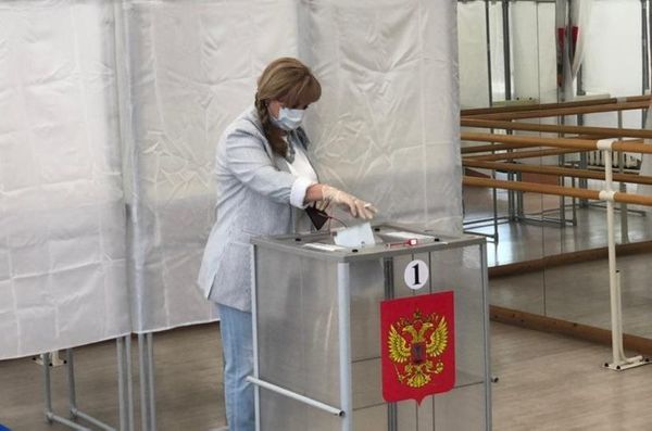 Глава ЦИК Памфилова проголосовала по поправкам на избирательном участке в Подмосковье