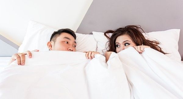 Лучше спать вместе. Учёные рассказали, в чём польза сна супругов в одной кровати