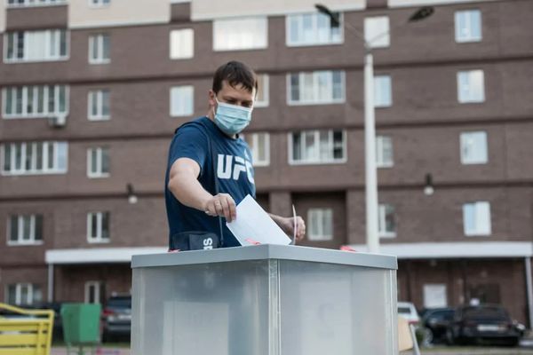 Жители российских регионов голосуют по поправкам на придомовых участках — кадры с мест