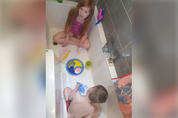 Мама оставила детей играть в ванной, но через 15 минут пожалела — малыши превратились в Халков
