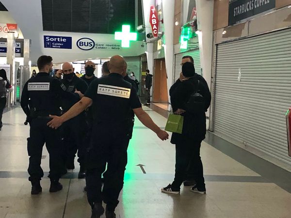 Полиция срочно эвакуирует посетителей из ТЦ в пригороде Парижа