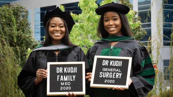 Фото этих молоденьких выпускниц собьёт с толку любого, ведь дипломы врачей одновременно получили мама и дочка