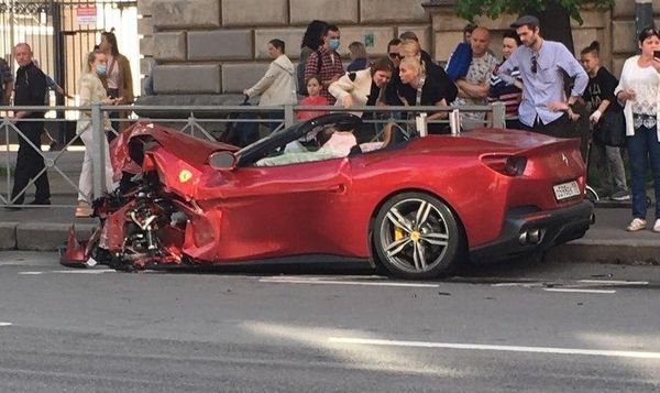В Петербурге разбили Ferrari за 10 млн рублей. Погиб человек