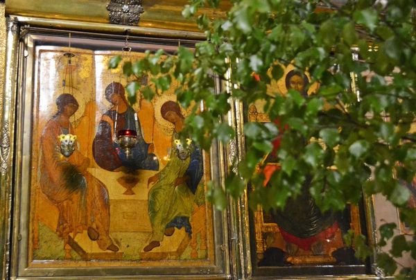 Православные христиане встречают День Святой Троицы