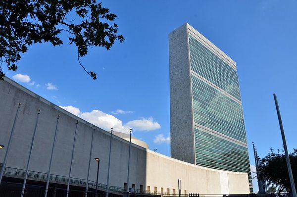 Возле штаб-квартиры ООН в Нью-Йорке прошёл митинг с требованием осудить насилие в США