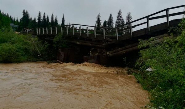 В Красноярском крае из-за проливных дождей обрушились два автомобильных моста