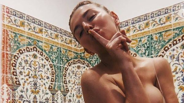Седокова уединилась в ванной для жаркого фото, которое не оставило шансов её молодому бойфренду