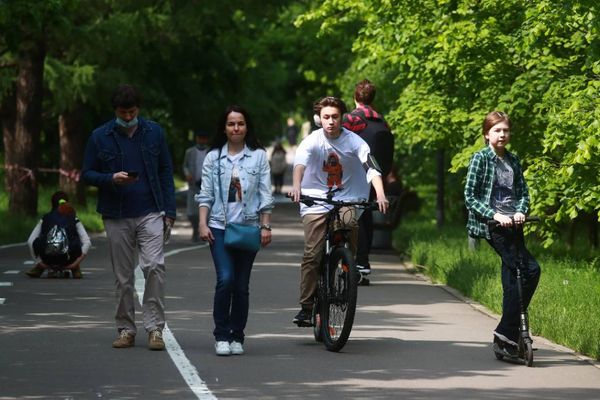 Петербуржцы из-за коронавируса пересели на самокаты и велосипеды