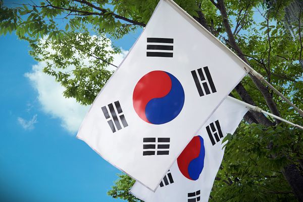 Южная Корея призвала Северную не "обрубать" все линии связи между ними