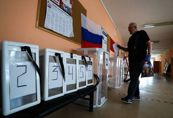 На Урале начался основной день голосования по поправкам к конституции