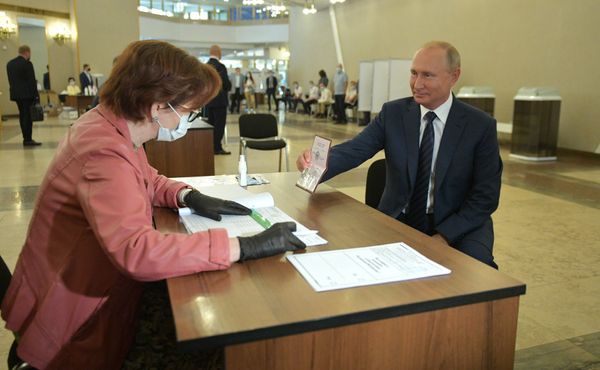 Путину вручили подарочный набор после голосования