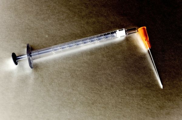 Эпидемиолог объяснил опасность отказа от прививок во время пандемии