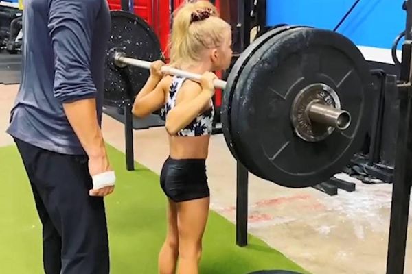 Пользователи боятся за жизнь 7-летней девочки, которая тренируется вместе с мамой и поднимает 43 кг